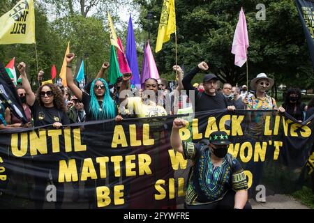 Londres, Royaume-Uni. 29 mai 2021. Lee Jasper se joint à des militants de United for Black Lives qui participent à la Journée nationale d'action tuer le projet de loi pour protester contre le projet de loi 2021 sur la police, le crime, la sentence et les tribunaux (CSPC). Le projet de loi du PCSC accorderait à la police toute une série de nouveaux pouvoirs discrétionnaires pour mettre fin aux manifestations, y compris la possibilité d'imposer des conditions à toute manifestation jugée perturbatrice pour la communauté locale, des pouvoirs d'arrêt et de recherche plus étendus et des peines allant jusqu'à 10 ans de prison pour dommages aux monuments commémoratifs. Crédit : Mark Kerrison/Alamy Live News Banque D'Images