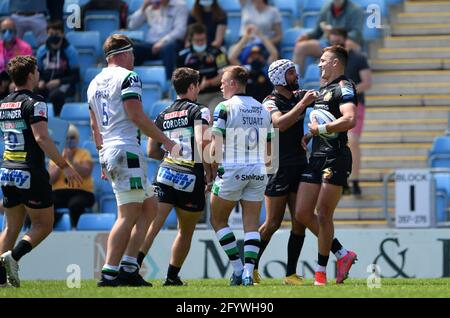 Henry Slade (à droite) des chefs Exeter célèbre leur quatrième essai du match avec leurs coéquipiers lors du match Gallagher Premiership à Sandy Park, Exeter. Date de la photo: Dimanche 30 mai 2021. Banque D'Images