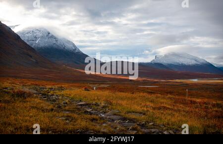 Sentier de randonnée Kungsleden (King's), entre Sälka et Singi, lever du soleil, Laponie, Suède, septembre 2020. Banque D'Images