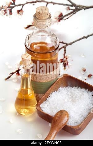 Huile aromatique essentielle et sel de mer, soins de la peau et moments de détente Banque D'Images