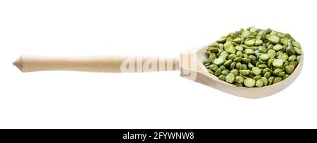 cuillère en bois avec petits pois verts isolés sur fond blanc Banque D'Images