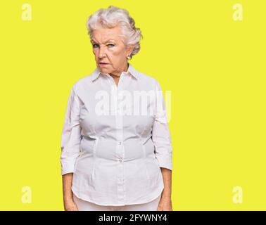 Femme sénior portant des vêtements décontractés sceptique et nerveux, furieux de frowning à cause du problème. Personne négative. Banque D'Images