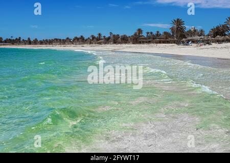 Paysage marin. Vue magnifique sur le lagon, la mer, la plage de sable blanc et la mer bleue. Djerba, Tunisie Banque D'Images