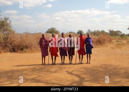 KENYA, PARC NATIONAL D'AMBOSELI - 04 AOÛT 2018 : groupe d'hommes de Maasai Banque D'Images