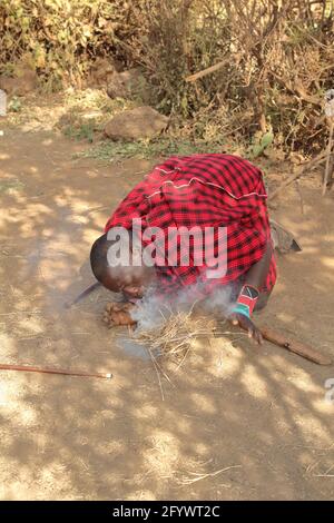 KENYA, PARC NATIONAL D'AMBOSELI - 04 AOÛT 2018 : l'homme de Maasai fait un feu. Banque D'Images