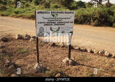 KENYA, PARC NATIONAL D'AMBOSELI - 04 AOÛT 2018 : panneau d'information à l'entrée du Parc national d'Amboseli Banque D'Images