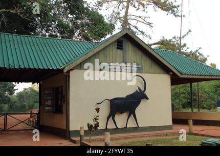 KENYA, RÉSERVE NATIONALE SHIMBA HILLS - 09 AOÛT 2018 : porte principale de la réserve nationale Shimba Hills Banque D'Images
