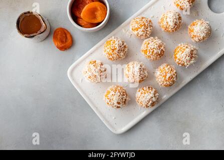 boulettes énergétiques végétaliennes crues à l'abricot et à la noix de coco séchés Banque D'Images