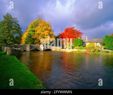 Royaume-Uni, Angleterre, Derbyshire, Ashford dans l'eau, rivière Wye, vue d'automne avec pont en pierre. Banque D'Images