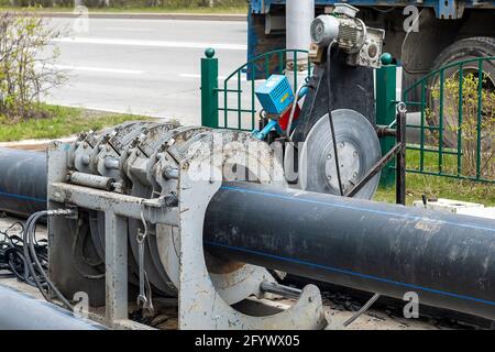 Fer à souder industriel pour grands tuyaux en PVC. Journée en ville, vue latérale horizontale. Banque D'Images