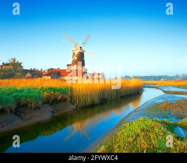 Royaume-Uni, Angleterre, Norfolk, CLEY-Next-the-Sea, moulin à vent, marée basse, aube, Banque D'Images