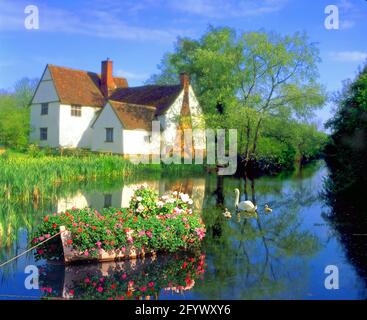 Royaume-Uni, Suffolk, Willy Lotts Cottage, Flatford Mill, avec cygnes, et bateau à fleurs, Banque D'Images