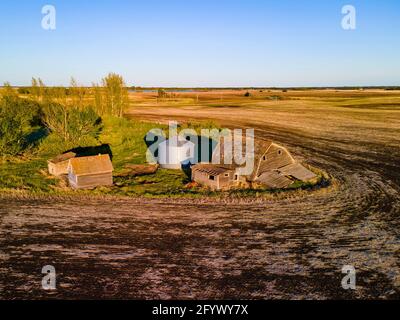 Vue aérienne des vieilles maisons de ferme abandonnées qui ont été laissées pour être récupérées par la nature. Banque D'Images