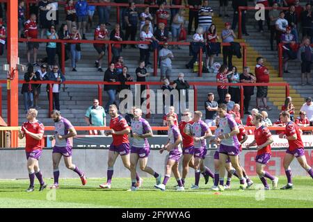 Kingston upon Hull, Royaume-Uni. 17 mai 2021. Les joueurs de Hull KR se réchauffent devant les fans de l'East Stand à Kingston upon Hull, Royaume-Uni, le 5/17/2021. (Photo de David Greaves/News Images/Sipa USA) Credit: SIPA USA/Alay Live News Banque D'Images