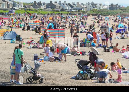 Troon, Royaume-Uni. 30 mai 2021. Alors que les températures montent à plus de 25 °C et que les restrictions de verrouillage sont levées pour permettre aux petits groupes de se rencontrer, les gens affluent vers la plage de Troon pour profiter du chaud et ensoleillé mai fin de semaine de vacances. Crédit : Findlay/Alay Live News Banque D'Images