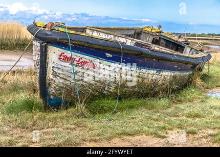 Vieux bateau à rames vu à Brancaster Staith dans le nord de Norfolk. Banque D'Images