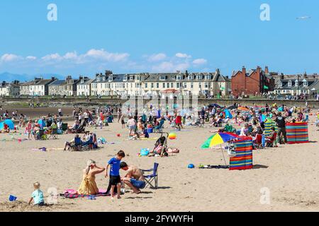 Troon, Royaume-Uni. 30 mai 2021. Alors que les températures montent à plus de 25 °C et que les restrictions de verrouillage sont levées pour permettre aux petits groupes de se rencontrer, les gens affluent vers la plage de Troon pour profiter du chaud et ensoleillé mai fin de semaine de vacances. Crédit : Findlay/Alay Live News Banque D'Images