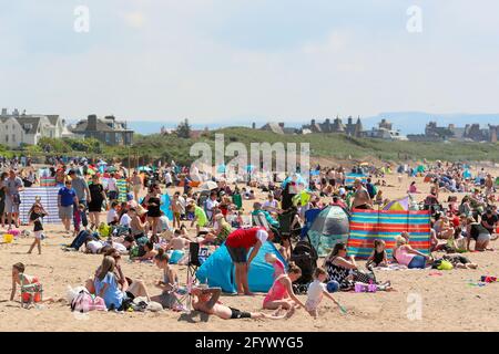 Troon, Royaume-Uni. 30 mai 2021. Alors que les températures montent à plus de 25 °C et que les restrictions de verrouillage sont levées pour permettre aux petits groupes de se rencontrer, les gens affluent vers la plage de Troon pour profiter du chaud et ensoleillé mai fin de semaine de vacances. Crédit : Findlay/Alay Live News Banque D'Images