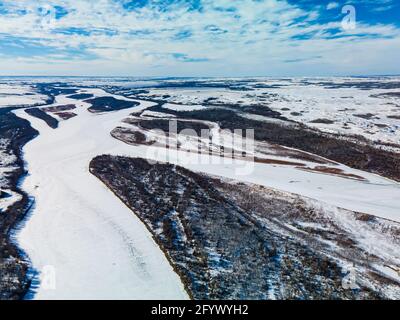 Vue aérienne de la rivière Saskatchewan Nord dans une région rurale des Prairies en hiver. Banque D'Images