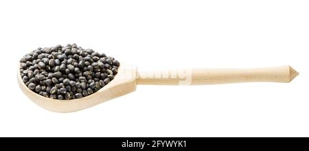grains d'urad noirs entiers crus dans une cuillère en bois isolée sur arrière-plan blanc Banque D'Images