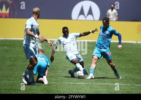 Alvaro Medran, milieu de terrain du FC de feu de Chicago (10) et Victor Wanyama, milieu de terrain du FC de Montréal (2), se battent pour le ballon lors d’un match de la MLS au terrain de soldat, S. Banque D'Images