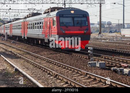 Un train électrique des chemins de fer russes arrive dans la ville de Moscou. Banque D'Images