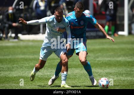 Le défenseur des FC de Montréal Rudy Camacho (4) et le défenseur des FC de feu de Chicago Boris Sekulic (2) se battent pour le ballon lors d'un match de MLS au terrain de soldat, samedi Banque D'Images