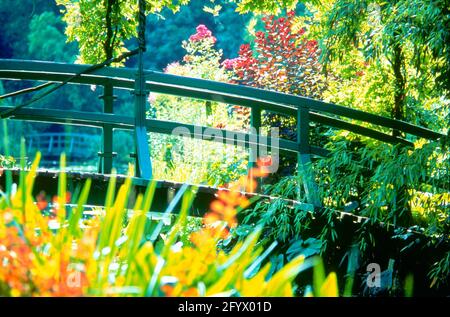 France, Giverny, jardin de Monet, détail été avec ponts, Banque D'Images