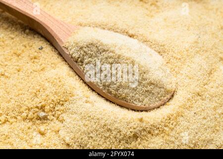 cuillère en bois avec sucre de coco granulé gros plan sur la pile de sucre Banque D'Images