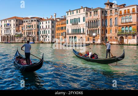 Venise, Italie - 25 2018 mai : trois gondoles transportant des touristes sur le Grand Canal. Paysage vénitien pittoresque. Banque D'Images