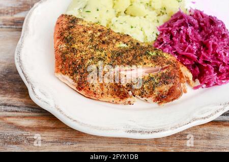 Dîner simple avec poisson (saumon), pommes de terre et salade de légumes. Grande partie. Banque D'Images