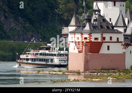 Kaub, Allemagne. 30 mai 2021. Le bateau à aubes 'Goethe' passe devant le château de douane de Pfalzgrafenstein sur le Rhin près de Kaub. Depuis ce week-end, le navire, construit en 1913, est de nouveau en service régulier entre Koblenz et Rüdesheim. Crédit : Thomas Frey/dpa/Alay Live News Banque D'Images