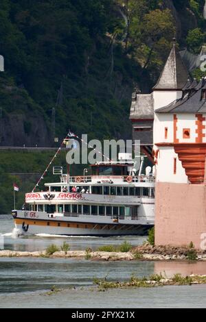 Kaub, Allemagne. 30 mai 2021. Le bateau à aubes 'Goethe' passe devant le château de douane de Pfalzgrafenstein sur le Rhin près de Kaub. Depuis ce week-end, le navire, construit en 1913, est de nouveau en service régulier entre Koblenz et Rüdesheim. Crédit : Thomas Frey/dpa/Alay Live News Banque D'Images