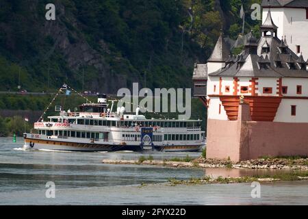 Kaub, Allemagne. 30 mai 2021. Le bateau à aubes 'Goethe' passe devant le château de douane de Pfalzgrafenstein sur le Rhin près de Kaub. Depuis ce week-end, le navire, construit en 1913, est de nouveau en service régulier entre Koblenz et Rüdesheim. Crédit : Thomas Frey/dpa/Alay Live News Banque D'Images