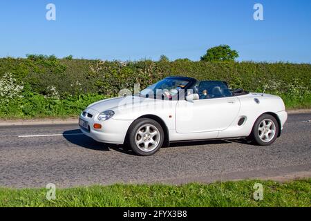 1996 90s MG MGF circulation automobile blanche, véhicules en mouvement, voitures, conduite de véhicules sur les routes du Royaume-Uni, moteurs, automobile en route vers Capesthorne Hall Classic May car show, Cheshire, Royaume-Uni Banque D'Images