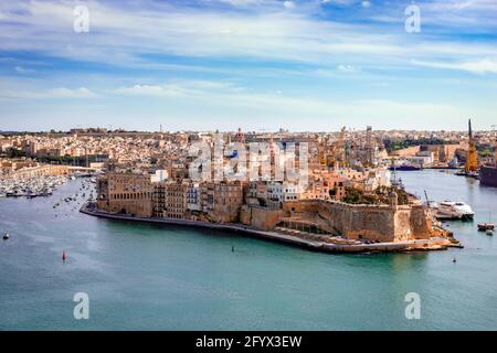 Valletta, Malte : vue depuis les jardins de la haute-Barrakka. Birgu ou Vittoriosa (l'une des trois villes du Grand Port) domine la photo. Banque D'Images