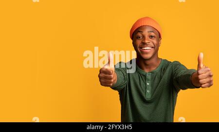 Offre exceptionnelle. Joyeux jeune Black Guy montrant des Thumbs vers le haut à la caméra Banque D'Images