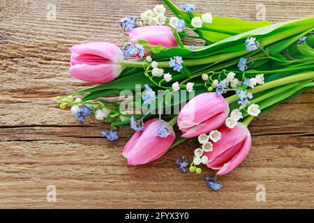Bouquet de tulipes roses, nénuphars de la vallée et oubliez-moi pas les fleurs. Décoration d'intérieur Banque D'Images