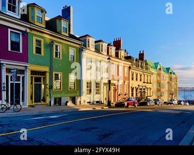 HALIFAX, CANADA - 24 octobre 2019 : maisons de différentes couleurs près du port de Halifax, Nouvelle-Écosse Banque D'Images