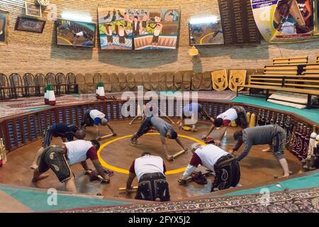 Les sportifs iraniens qui font des retouches lors d'un entraînement traditionnel dans une zourkhaneh (Maison de la force) à Yazd, province de Yazd, Iran. Banque D'Images