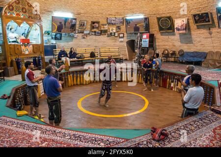 Les sportifs iraniens qui font des tourbillonniers soufis lors d'un entraînement traditionnel dans une zourkhaneh (Maison de la force) à Yazd, province de Yazd, Iran. Banque D'Images