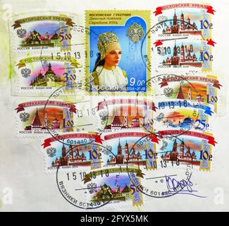 MOSCOU, RUSSIE - 20 FÉVRIER 2020 : timbres-poste imprimés en Russie avec timbre de la ville de Vyazniki le bureau de poste montre le Kremlin de Novgorod et le Kremlin de Moscou Banque D'Images