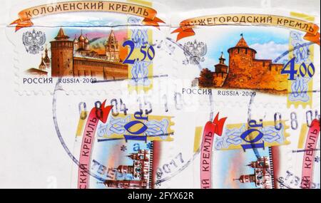 MOSCOU, RUSSIE - 20 FÉVRIER 2020 : deux timbres-poste imprimés en Russie avec le timbre de la ville de Tver le bureau de poste montre Kolomna et Nizhny Novgorod Kremlin Banque D'Images