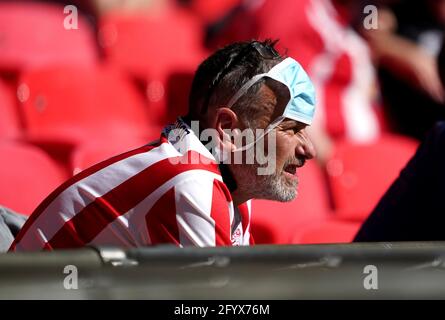 Un fan de Lincoln City regarde pendant le match final de la Sky Bet League One au stade Wembley, à Londres. Date de la photo: Dimanche 30 mai 2021. Banque D'Images