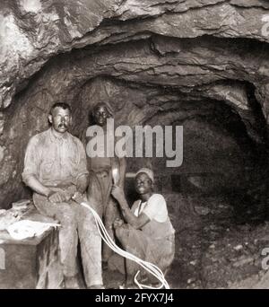 Faire des charges avec un détonateur et des explosifs à la mine d'or City & Suburban, Johannesburg, Afrique du Sud, vers 1920 Banque D'Images