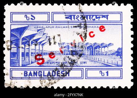 MOSCOU, RUSSIE - 27 SEPTEMBRE 2019 : le timbre-poste imprimé au Bangladesh montre la gare de Kamalapur, Dhaka, surimpression « Service », service postal s. Banque D'Images