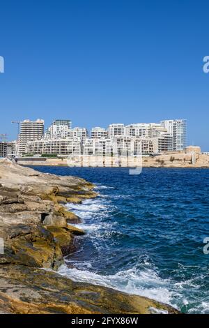 Sliema Resort ville horizon à Malte, vue de la mer rocheuse au-dessous de la ville de la Valette. Banque D'Images