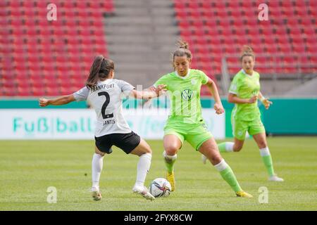 Cologne, Allemagne. 30 mai 2021. Leticia Santos de Oliveira (2 Eintracht Frankfurt) et Lena Oberdorf (5 VfL Wolfsburg) se battent pour le ballon (duel) lors du match final de la coupe féminine DFB entre Eintracht Frankfurt et VfL Wolfsburg à RheinEnergieStadion à Cologne, en Allemagne. Crédit: SPP Sport presse photo. /Alamy Live News Banque D'Images