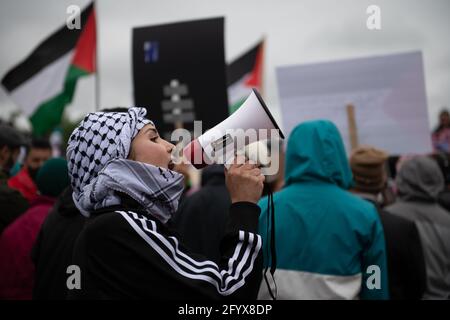 Washington, D.C., États-Unis. 29 mai 2021. Un manifestant pro-palestinien utilise le mégaphone lors de la Marche nationale pour la Palestine à Washington D.C., aux États-Unis. Crédit : Diego Montoya/Alay Live News. Banque D'Images