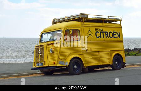 Minibus jaune classique Citroën Hy avec logo Service Citroën sur le côté stationné sur la promenade du front de mer. Banque D'Images